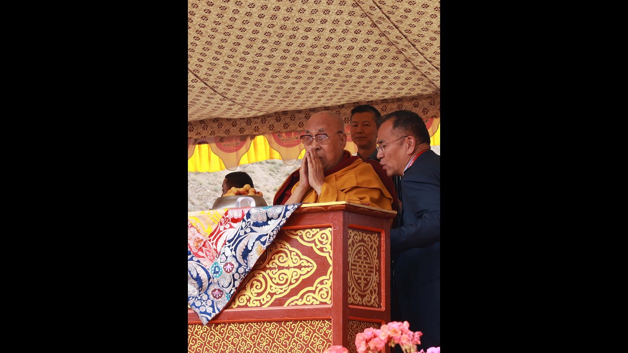His Holiness the Dalai Lama blesses the Buddha statue at the Mahabodhi International Meditation Cent
