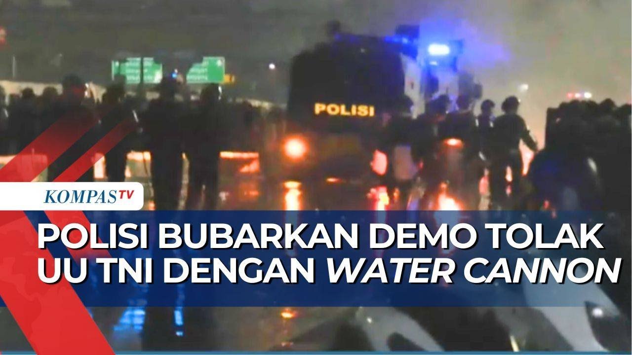 Polisi Bubarkan Demo Tolak UU TNI di Gedung DPR dengan Water Cannon