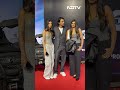 Crakk Screening पर Arjun Rampal ने Gabriella, Mahikaa-Myra के साथ किया Pose  - 00:52 min - News - Video