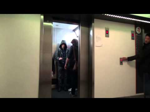 Смешна скриена камера во лифт: Дечко ја покажува својата натприродна моќ
