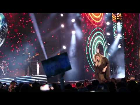 Kelly Clarkson singing Stronger at WE Day Toronto 2017