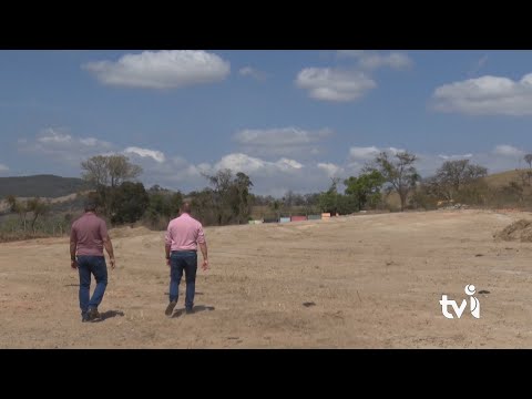 Vídeo: Obras de campo de Futebol e Escola em Meireles já estão em andamento