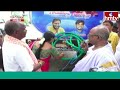 సొంత ఖర్చులతో కాలనీవాసుల కష్టాలు తీర్చిన లీడర్ | Jordar News | hmtv  - 01:29 min - News - Video