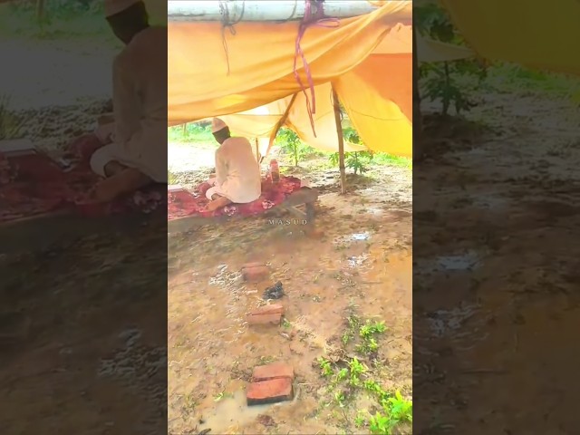 মায়ের কবরের পাশে কুরআন পড়তেছে।