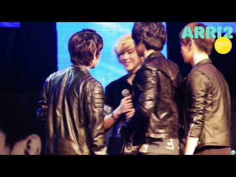 110220 Minho taking off Taemin's jacket and baring his shoulder @ SantaFe fanmeet