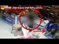 Women gang robbed Sarees Worth Rs 2 Lakh in Hyderabad - CCTV Footage