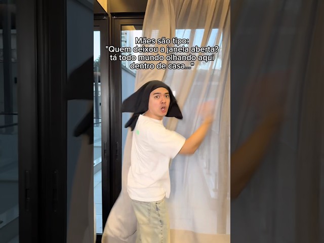 QUANDO SUA MÃE FALA PRA FECHAR A JANELA PORQUE… 😹