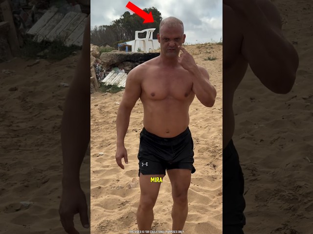 El agua del mar le dio un regalo especial en la playa 😮 #shorts