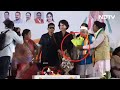 Rally में Priyanka Gandhi को मिला अनोखा गुलदस्ता, Viral हो रहा Video  - 00:12 min - News - Video