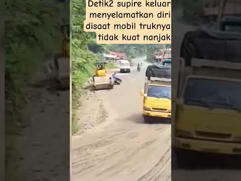 Detik2 sopire keluar menyelamatkan diri disaat mobil gak kuat nanjak dan terbalik