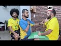 Un amigo relata el partido de un hincha brasileño sordo y ciego  - 01:48 min - News - Video