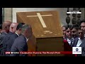 Papal gentlemen carry Pope Francis casket out of St. Peters Square as crowds applaud  - 03:23 min - News - Video