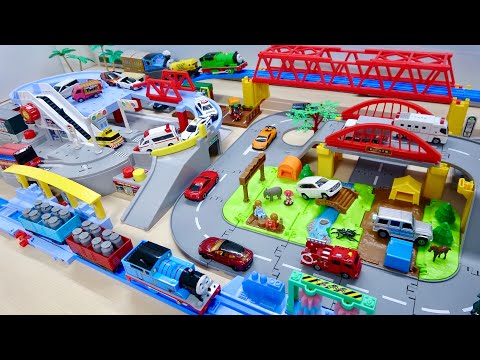 プラレールトーマス&パーシーとミニカー☆トミカタウンぐるぐるバスタウンと立体駐車場! 大きな鉄橋と踏切コース