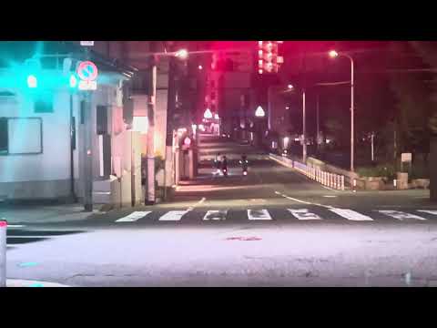 今際の電動スケーターと自転車、危ないですよ、夜中の小道の交差点でも