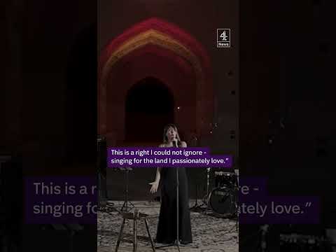 Iranian singer performs without hijab