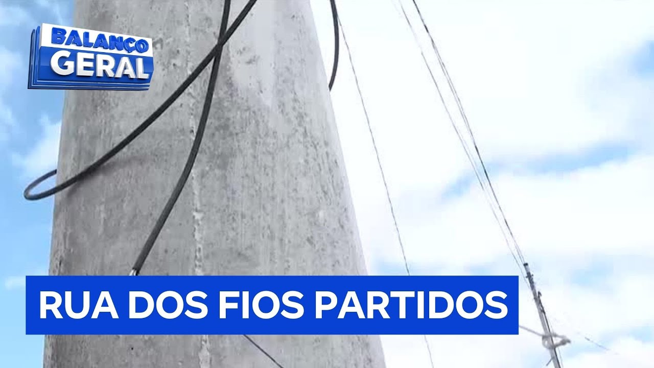 Carretas arrebentam fios de postes em rua na zona leste de São Paulo