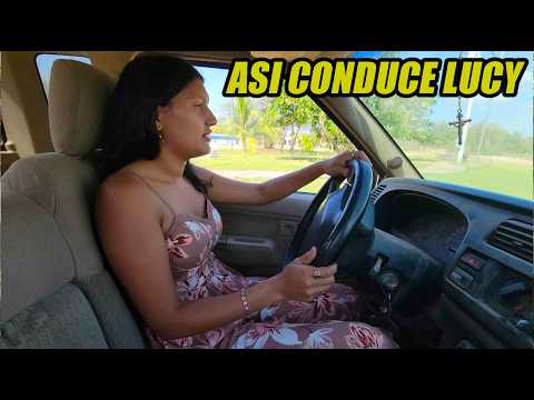 Lucy nos muestra como conduce vehículo.