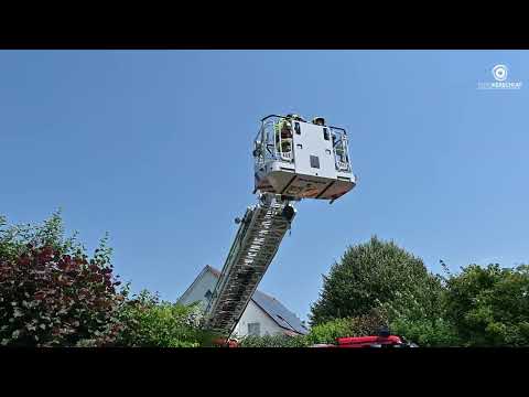 Brand im Dachbereich eines Wohnhauses – rasches Eingreifen verhindert Ausbreitung