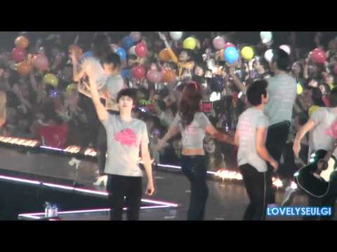 SHINee Minho SNSD Yuri - MinYul moments at SM Town Tokyo (110126)