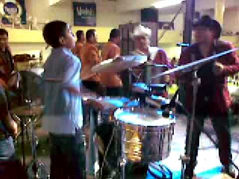 este es el niño ke se avento el palomazo con la banda de julion alvarez toca bien chingon