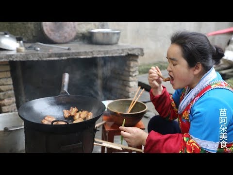 苗大姐煎五花肉来吃,再来一瓶酒,像水牛一般的喝