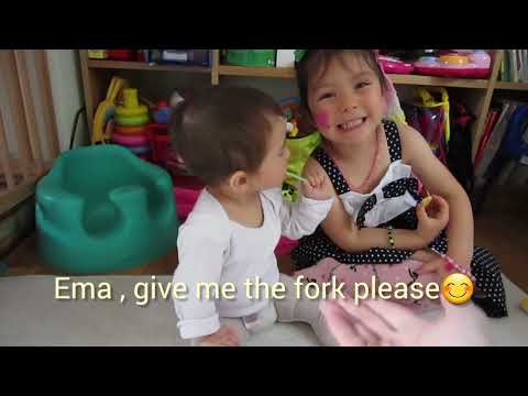 Ema eats a pear with her sister!/洋ナシ食べるエマちゃん！