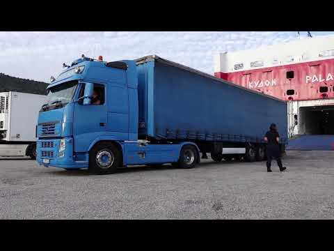 Φορτηγά αποβιβάζονται απο το καράβι στην Ηγουμενίτσα