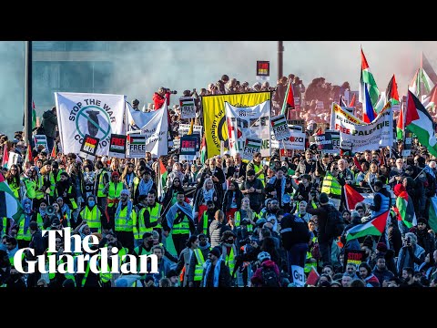 Hundreds of thousands march in support for Gaza ceasefire on Armistice Day