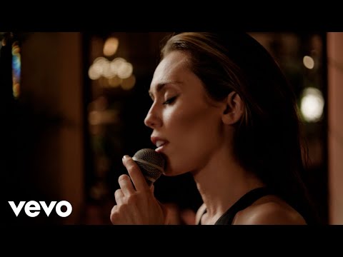 Miley Cyrus - End of the World (Live from Chateau Marmont)