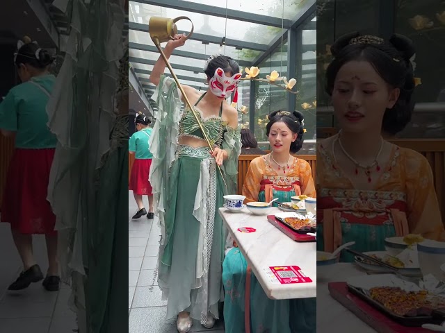 चीन के सर्वश्रेष्ठ कर्मचारी |  小姐姐笑得太甜蜜了#猫猫小可爱#汉服#二次元