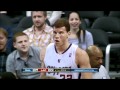 Blake Griffin salta por encima de un camarógrafo