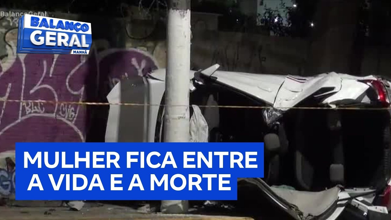 Passageira fica gravemente ferida após carro bater contra caminhão em São Paulo