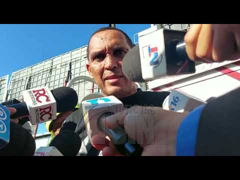 Bajan hombre amenazaba con lanzarse de torre de luz del Estadio Quisqueya