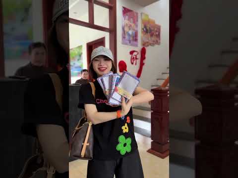 Huyền phi phát quà cho bà con vùng lũ #xuhuongyoutube #lulutmienbac #xuhung