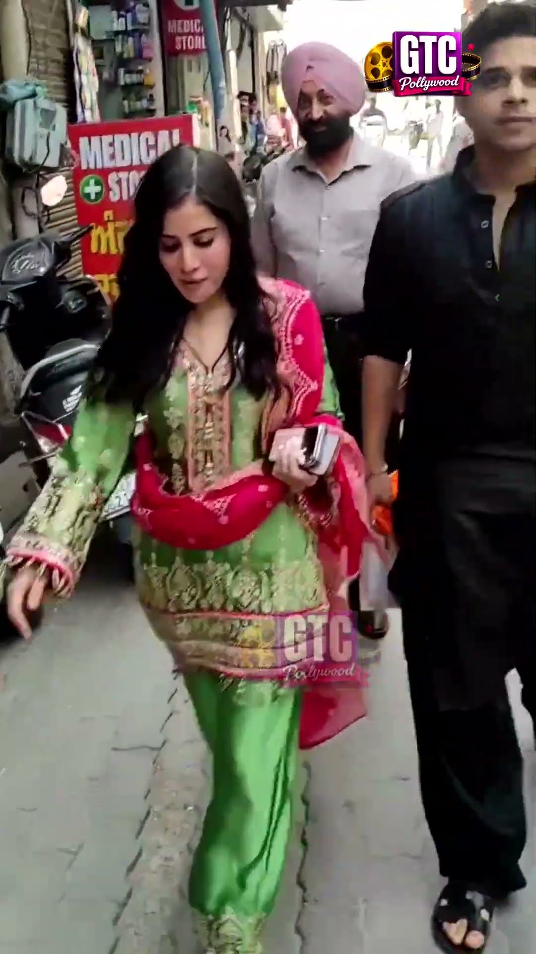 Urfi Javed ਪਹੁੰਚੀ Amritsar, Sri Darbar Sahib ਵੀ ਹੋਈ ਨਤਮਸਤਕ... | GTC Pollywood