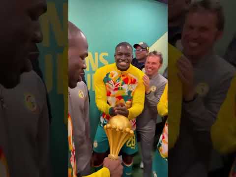 🏆🤫 Senegal show their 𝐓𝐑𝐎𝐏𝐇𝐘 as 𝐀𝐅𝐂𝐎𝐍 𝐂𝐇𝐀𝐌𝐏𝐈𝐎𝐍𝐒 ahead of the game! 🇸🇳