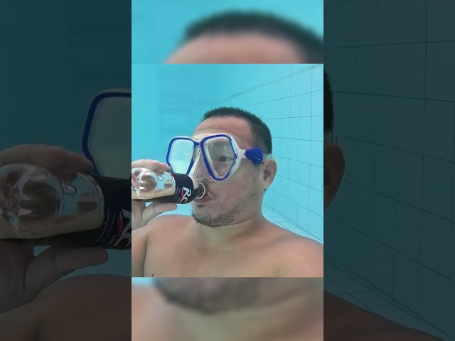 Парень пьёт газировку под водой и происходит нечто неожиданное #shorts