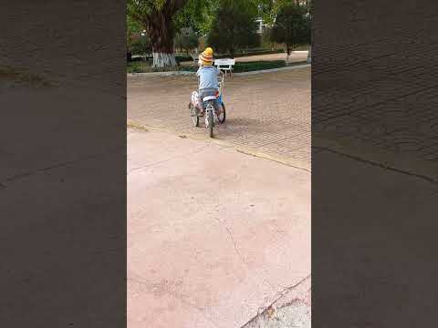 Bé tập đạp xích lô