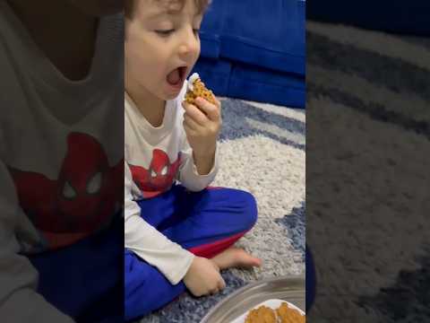 كريم وجاد يأكلان البروستد الشهي /@Kidskoki #طفل_يأكل #بروستد_الدجاج #شفا #خلودة #هيفي