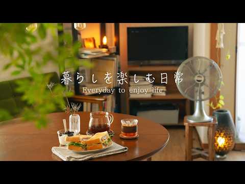 暑い夏を乗り切りるサンドイッチとアイスコーヒーの朝食。夏野菜を楽しむ一人暮らしの休日。