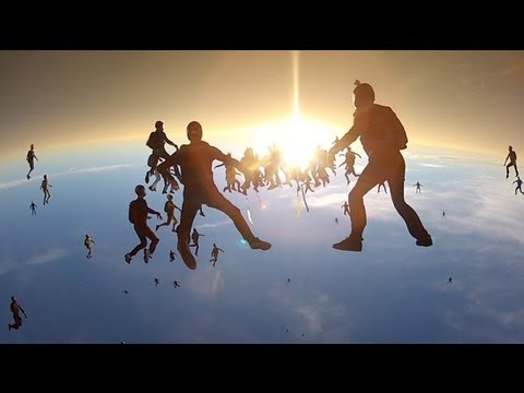 138 śmiałków postanowiło pobić rekord świata w skydivingu. Zobaczcie niesamowity film!