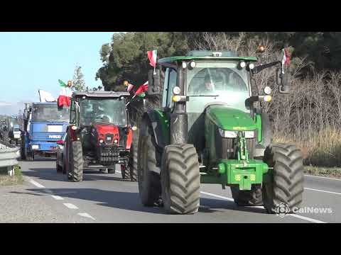 Calabria: agricoltori invadono le strade con i trattori contro i rincari.