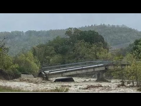 Forte maltempo nel Parmense: il ponte crollato sul Taro