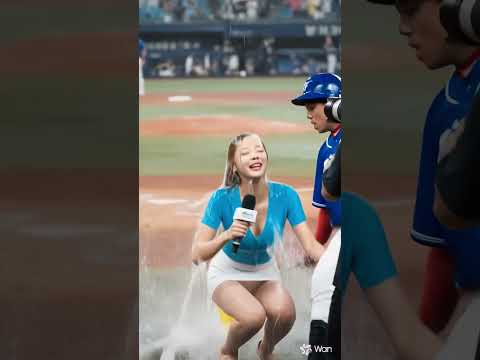 한국 야구 여자 아나운서, 선수에게 물벼락! #shorts
