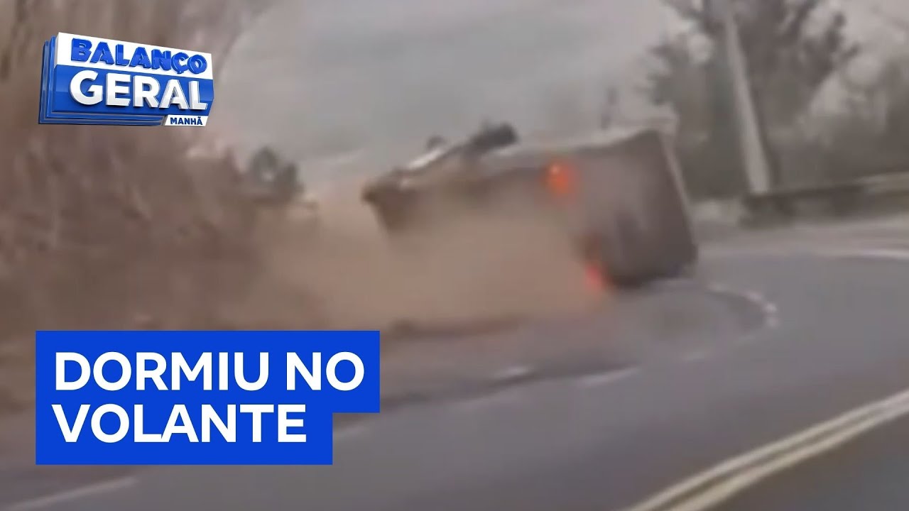 Caminhão de soja capota após motorista dormir ao volante