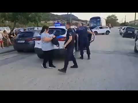 Αστυνομικοί μεταφέρουν κατοίκους Αλεξανδρούπολης μακριά από την φωτιά