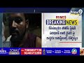 నడిరోడ్డుపై లారీ డ్రైవర్ గుడ్డలూడదీసిన కానిస్టేబుల్ | Mahabubabad District | Prime9 News  - 02:49 min - News - Video