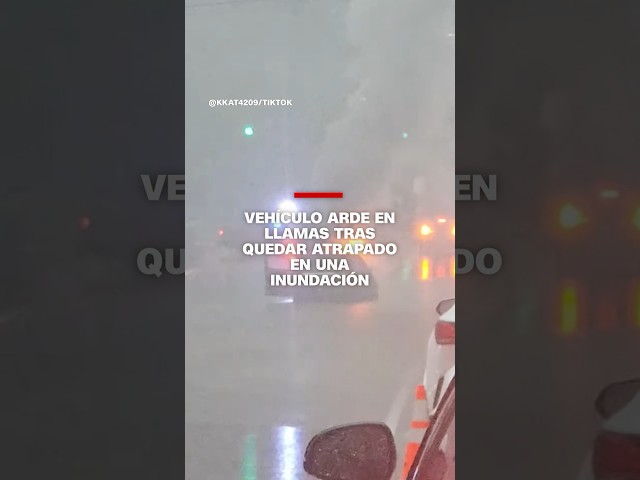 Vehículo arde en llamas tras quedar atrapado en una inundación