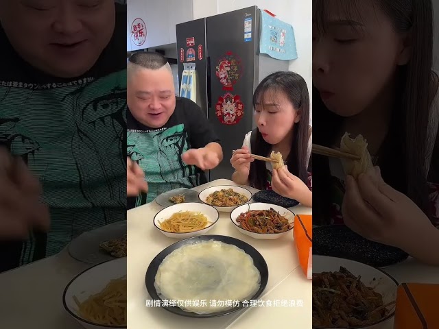 惡作劇老公：為了懲罰他吃獨食，我假裝在菜裡撒藥，他被嚇的一動也不動