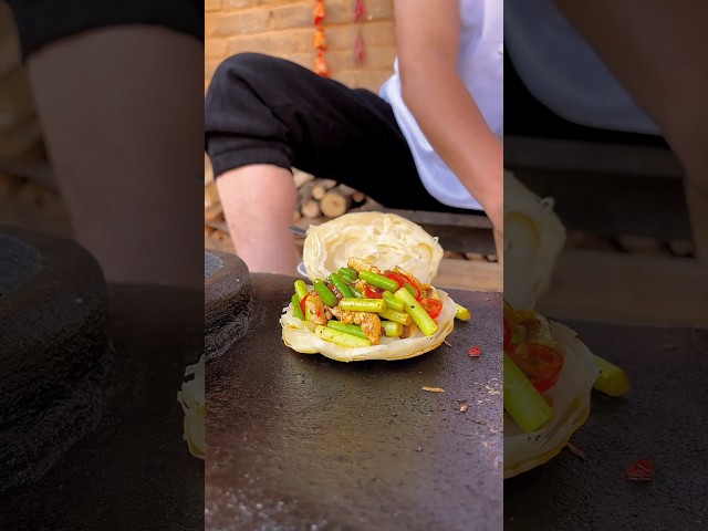 Chinese burger Fried pork fat with garlic sprouts
